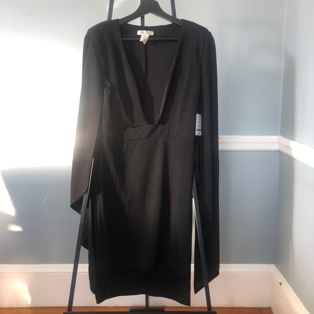 size XL has a cape in the back and the sleeves has a sleek split design